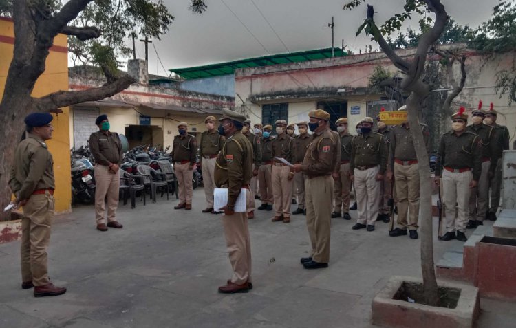 एसपी ने किया तीन थानों का निरीक्षण, पुलिसकर्मीयों से किया सीधा संवाद