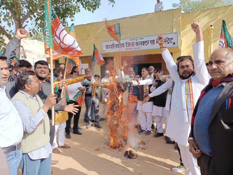 सतीश पूनिया पर हमले के विरोध में बीजेपी कार्यकर्ताओं ने किया विरोध प्रदर्शन, मुख्यमंत्री गहलोत का पुतला फूंक, एसडीएम को सौंपा ज्ञापन