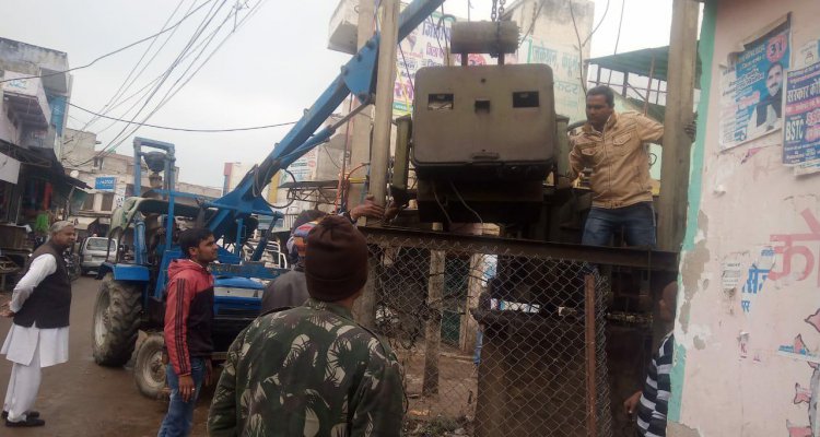 तहसील कार्यालय के आगे लगा विद्युत ट्रांसफार्मर गिरा बिजली हुई गुल, हादसा टला