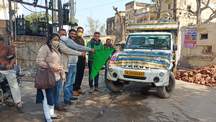 उपखंड अधिकारी दिनेश कुमार शर्मा ने कोविड जागरुकता रथ को हरी झंडी दिखाकर किया रवाना