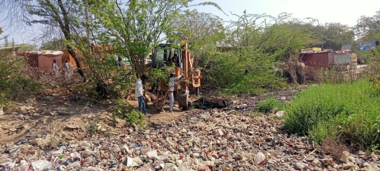 आसींद नगरपालिका कर्मियों ने कीचड़ में फंसी गाय को निकाला बाहर