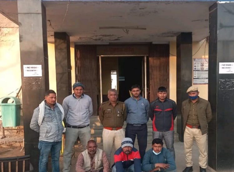 कठूमर पुलिस ने हत्या व चोरी के मुकदमे में फरार तीन अभियुक्तों को किया गिरफ्तार