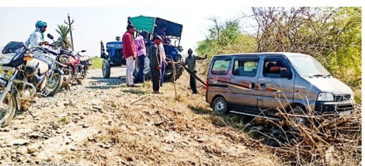 सार्वजनिक निर्माण विभाग की मिलीभगत: बेपरवाह ठेकेदार की लापरवाही से खाई में गिरी कार