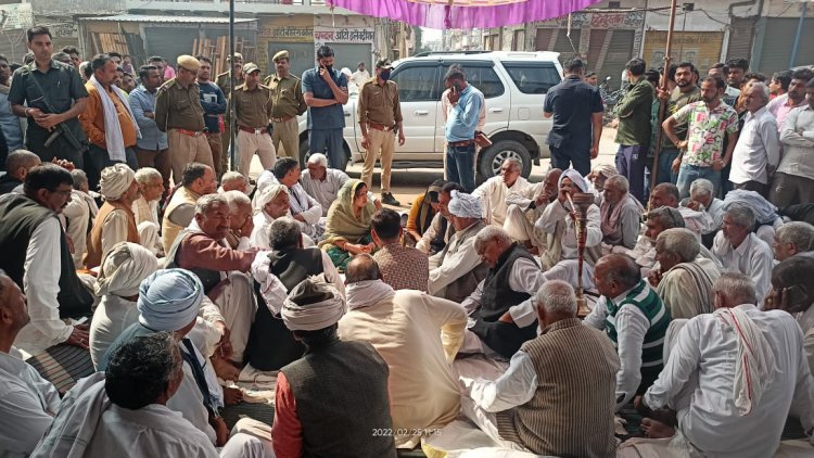 खाद व्यापारी पर हमले की घटना के बाद कामां मे तनाव के चलते बाजार बंद धरना जारी: देर शाम हुई रजामंदी