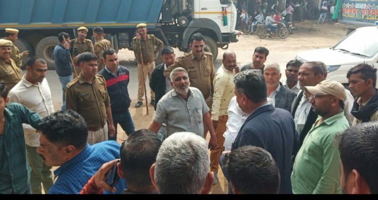 खाद व्यापारी पर हमले की घटना के बाद कामां मे तनाव के चलते बाजार बंद धरना जारी: देर शाम हुई रजामंदी