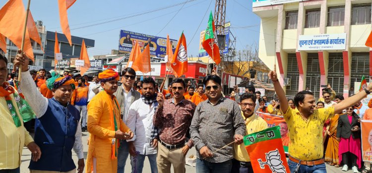 4 राज्यो के चुनाव में मिली ऐतिहासिक जीत पर भाजपा ने आतिशबाजी कर मुंह कराया मीठा, झंडे लहरा कर लगार मोदी योगी के जबरदस्त नारे