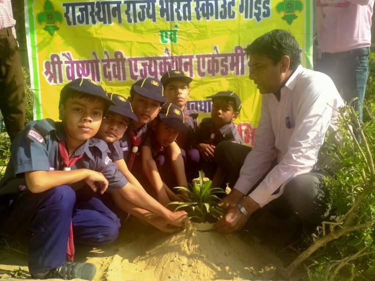 पेड़ पर्यावरण को शुद्ध कर प्रदूषण को करते है दूर: ईको क्लब के सदस्यों ने किया वृक्षारोपण