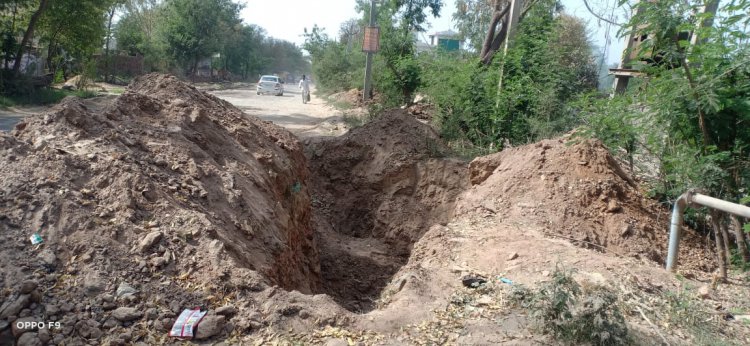 हादसे को न्यौता: गड्ढा खोदकर भुल गए जलदाय विभाग के कर्मचारी