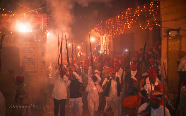 रात भर चली तोपें और बंदूके उगलती रहीं आग: बारूद के धमाकों से गूंजा गांव, हकीकत में दिखी गोलियों की रासलीला की झलक