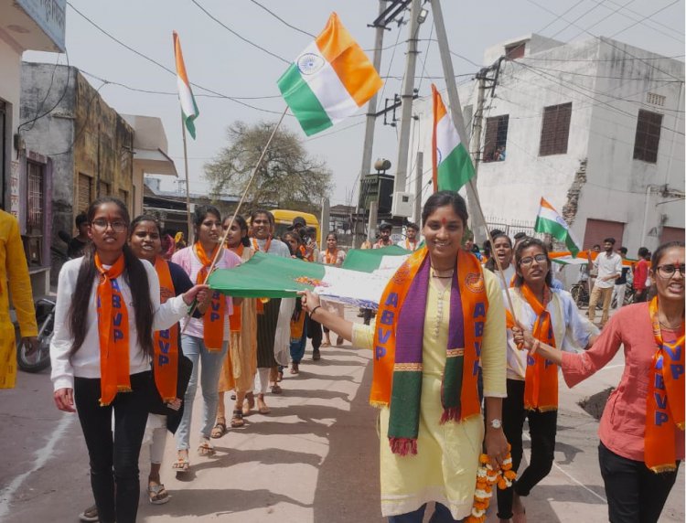 एबीवीपी ने शहीद दिवस पर 75 फ़ीट लंबे तिरंगे के साथ शहीदों की झांकियां सजाकर निकाली रैली