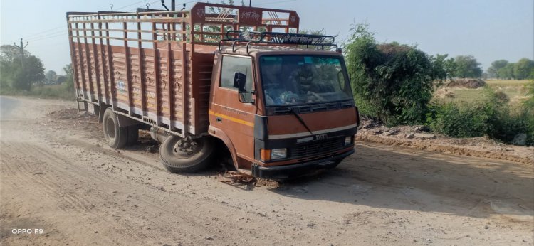 मिट्टी के ढेर से टकराई कैंटरा क्षतिग्रस्त, बाल-बाल बचा चालक