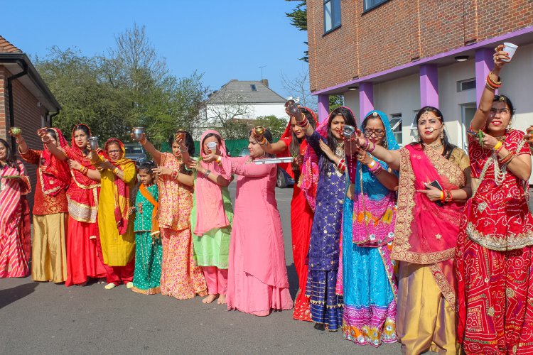 देश-विदेश: भारतीयों ने लंदन मे धूमधाम से मनाया नारीत्व का हर्षित महोत्सव गणगौर