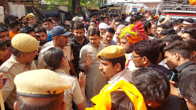 भाजपा नेताओं के द्वारा प्रशासन पर दबाव बना कर भगवान चारभुजानाथ जी की बारात को किया रवाना