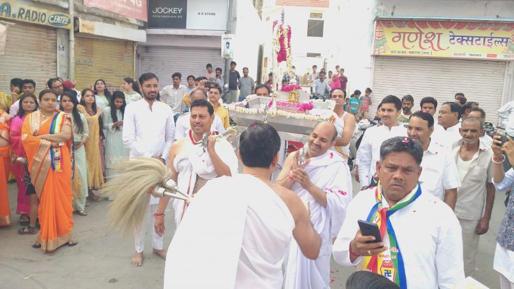 महावीर जयंती पर मकराना में निकला भव्य जुलूस, मुस्लिम समुदाय ने पुष्प वर्षा कर किया स्वागत