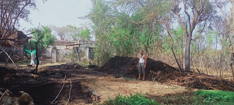 बाठरडा खुर्द गांव के सतावल में अज्ञात कारणों से बाड़े में लगी आग, चारा हो गया राख