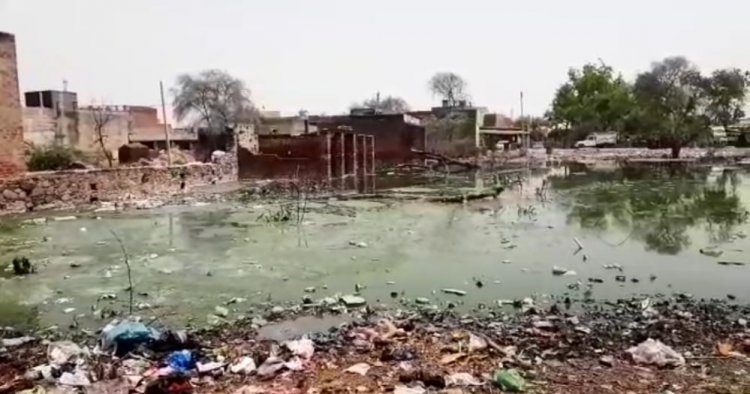 गोविंदगढ़ क्षेत्र के भगत सिंह सर्किल स्थित बस स्टैंड की हालत दयनीय: गंदे पानी के जल भराव से लोगो का जीना हुआ दुश्वार