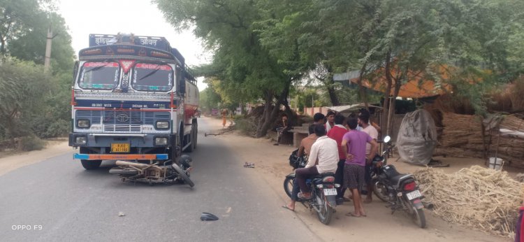 संतुलन बिगड़ने से टैंकर की चपेट में आई बाइ, गंभीर रूप से घायल बाइक सवार को ग्रामीणों ने चिकित्सालय में कराया भर्ती