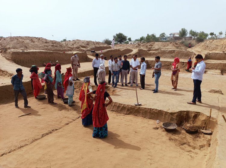 जिला कलक्टर ने किया मनरेगा कार्यों का निरीक्षण: जोहड़ खुदाई के कार्य में मिली खामिया