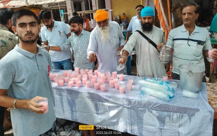 सिख धर्म के पंचम गुरु अर्जुन देव जी के शहीदी दिवस पर लगाई शरबत की प्याऊ