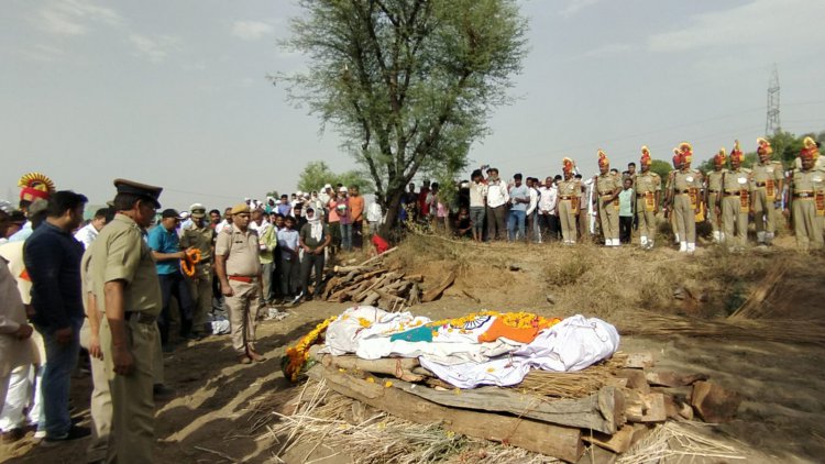 शहीद राकेश यादव को अंतिम विदाई देने उमड़ा जनसैलाब, अंतिम दर्शन को नौगांवा बार्डर पर पहुचे लोग