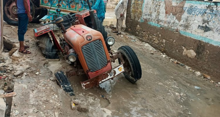 देर रात्रि से शुरू हुई बारिश के बाद सिवरेज के गड्ढे में फंसा ट्रेक्टर