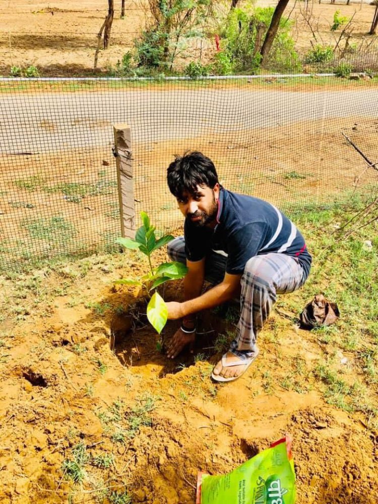 पौंख में फार्म हाउस पर पेड़ पौधे लगा कर मानसून का किया स्वागत