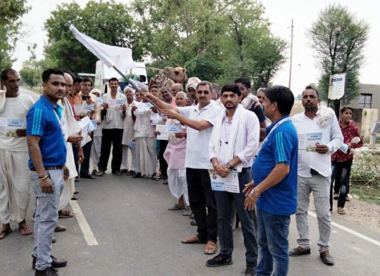 एसबीआई जनरल इंश्योरेंस कंपनी के कर्मचारियों ने प्रधानमंत्री फसल बीमा योजना की दी जानकारी