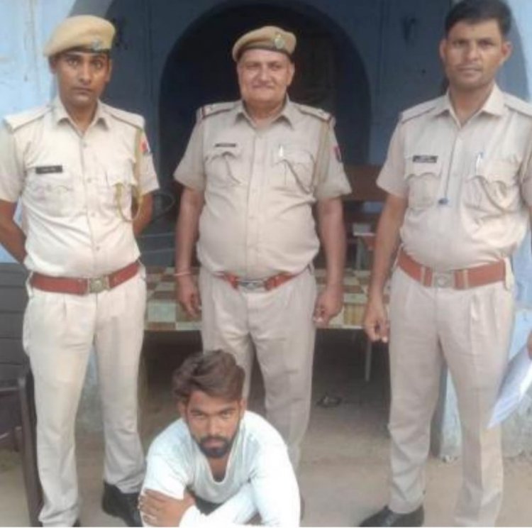 डीग में जल महलों के सामने से बाइक चुराते युवक को लोगों ने पकडा, किया पुलिस के हवाले