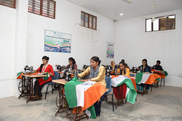 आजादी का अमृत महोत्सव कार्यक्रम के अंतर्गत हर घर तिरंगा अभियान का महिलाओं में दिखा तिरंगे के प्रति जज्बा