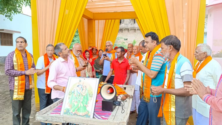 ग्राम जूसरी के राधा माधव मन्दिर में झूलोत्सव के तहत निकली प्रभात फेरी