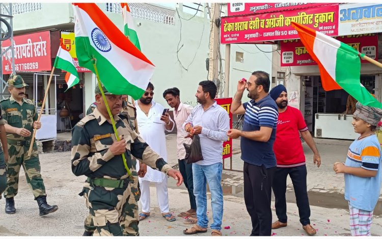 बीएसएफ द्वारा आयोजित आजादी महोत्सव के उपलक्ष में तिरंगा यात्रा का किया गया भव्य स्वागत