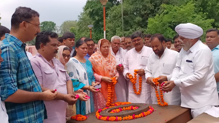 क्रांति दिवस के अवसर पर जिला कांग्रेस कमेटी अलवर ने शहीद स्मारक पर शहीदों को माला एवं पुष्प श्रद्धासुमन किए अर्पित