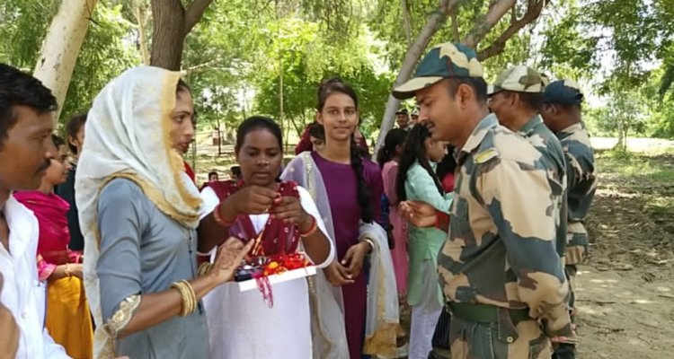 सीमा पर तैनात जवानों को रक्षाबंधन पर बांधे रक्षा सूत्र: लंबी आयु की कामना की