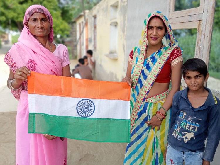 जोश और जज्बे के साथ घर घर तिरंगा हर घर तिरंगा अभियान को सफल बनाने में लगी भैंसड़ावत की मनीषा