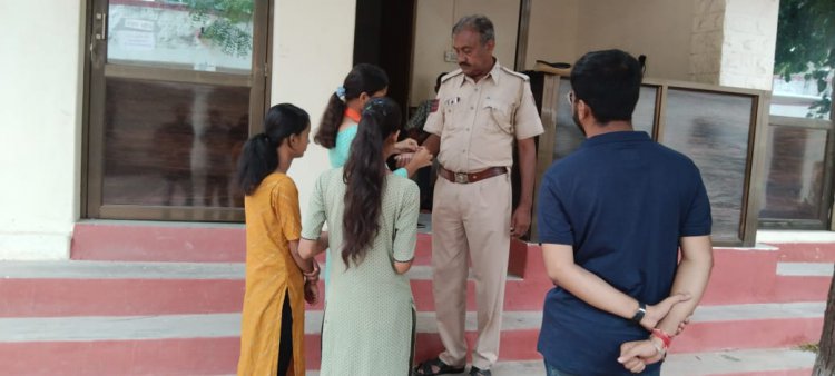 हर्षोल्लास के साथ ABVP ने पुलिसकर्मियों को बांधे रक्षासूत्र: मुँह कराया मीठा