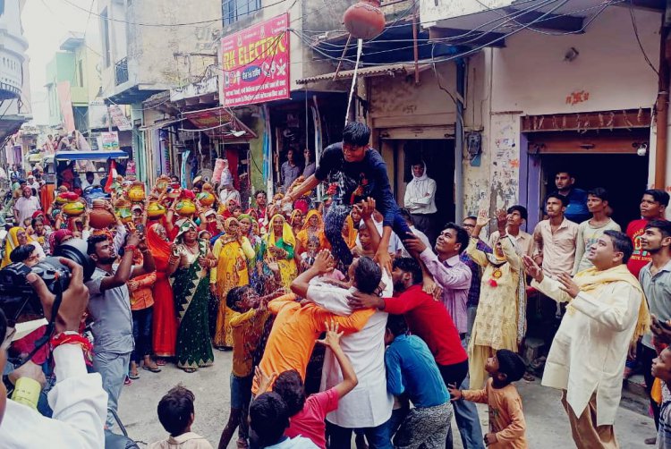 कोटकासिम कस्बे में पवित्र मनन दीप ने निकाली भव्य कलश यात्रा: झांकी और रथ रहे आकर्षण का मुख्य केंद्र