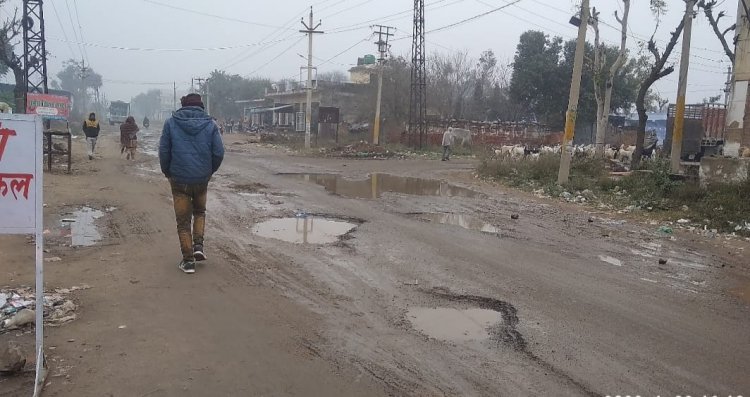 प्रशासन कर रहा है हादसे का इंतजार: गौरवपथ बना नरकपथ  सड़क कम और गड्ढे ज्यादा, हर पल दुर्घटना का अंदेशा