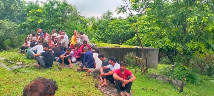 तेली समाज के शमशान पर वर्षों से नही छाया:  बारिस के समय में अंतिम संस्कार में हो रही परेशानी