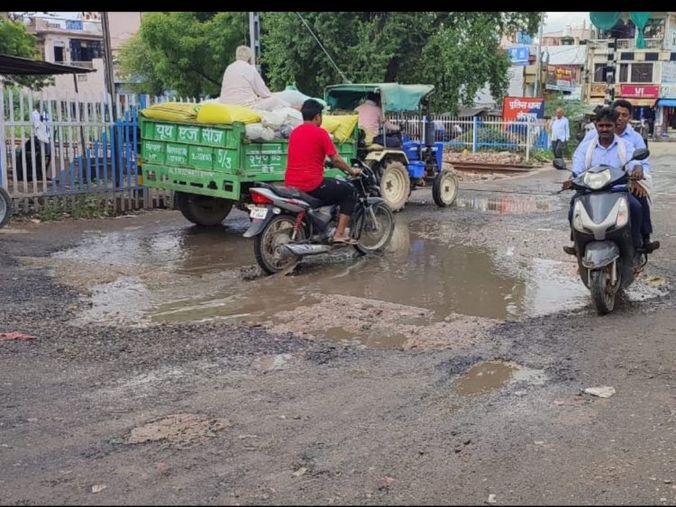 रेल फाटक पर बनाई गई सड़क गड्ढों में हुई तब्दील: वाहन चालक परेशान