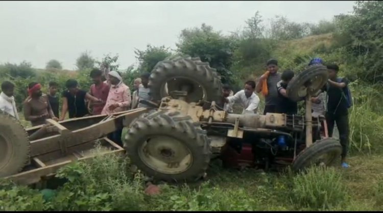 पिकअप ने ट्रैक्टर-ट्रॉली को मारी टक्कर: ट्रैक्टर व ट्रॉली दोनों पलटे एक गंभीर हालत में भरतपुर रैफर