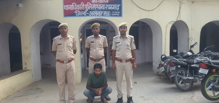 ऑनलाइन ठगी करने वाले गिरोह का शातिर बदमाश रेलवे फाटक के पास चढा रामगढ पुलिस के हत्थे: पश्चिम बंगाल -उड़ीसा की सिम लेता था काम