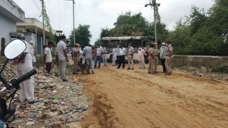 रामगढ में भूड वाले हनुमान मंदिर के समीप 4 दिन पूर्व अज्ञात कारणों से जली बस में मिला अधजला शव: कस्बे फैली सनसनी