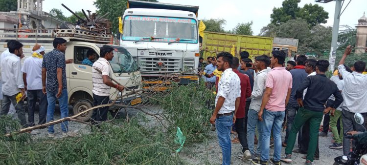 जयपुर में गिरफ्तार हुए सैनी समाज के लोगो की रिहाई की मांग को लेकर लोगों ने उदयपुरवाटी-भैरूघाट पर लगाया जाम