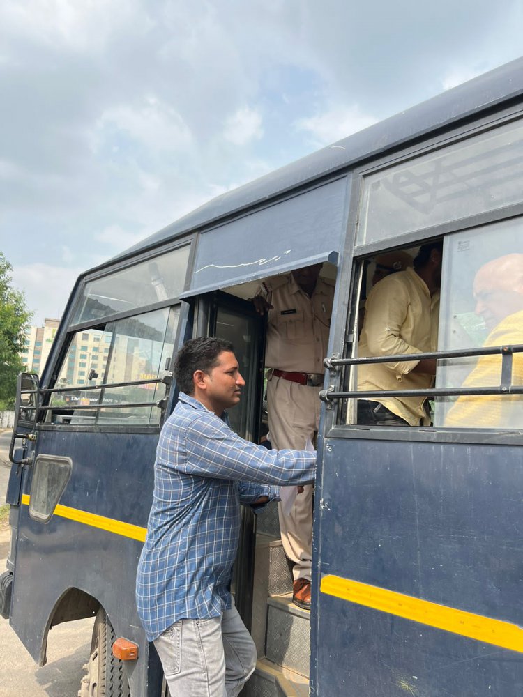 विधानसभा के मुख्य द्वार से जेपी महला अनेक नेताओं के साथ हुए गिरफ्तार