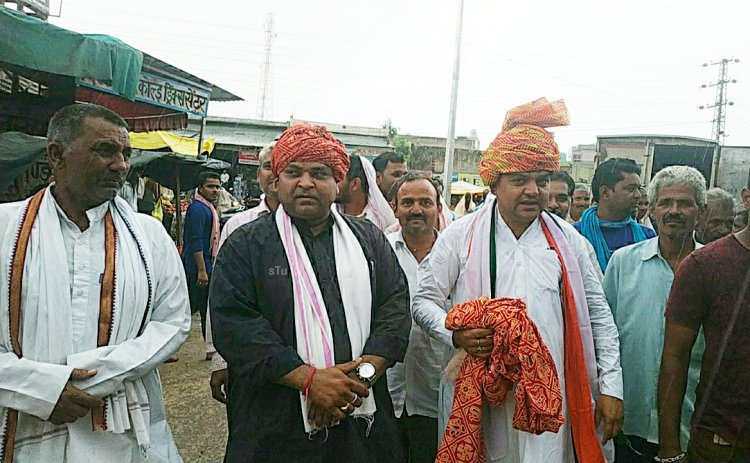 अवधेश बैरवा व जयप्रकाश दीक्षित के पीसीसी सदस्य बनने पर कस्बे में किया गया भव्य स्वागत सम्मान