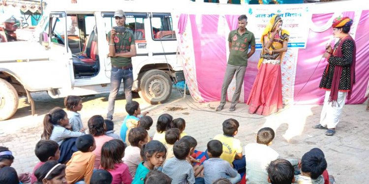 रुपबास में नुक्कड़ नाटक के माध्यम से लोगों को किया जल संरक्षक के प्रति जागरूक