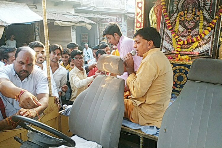 कठूमर के प्राचीन गंगा महारानी मंदिर से धोलागढ़ देवी के लिए पदयात्रा हुई रवाना