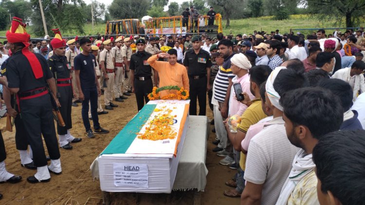 शहीद नायब सूबेदार सुमेर सिंह बगड़िया की अंत्येष्टि में उमड़े हजारों लोग नम आंखों से दी अंतिम विदाई