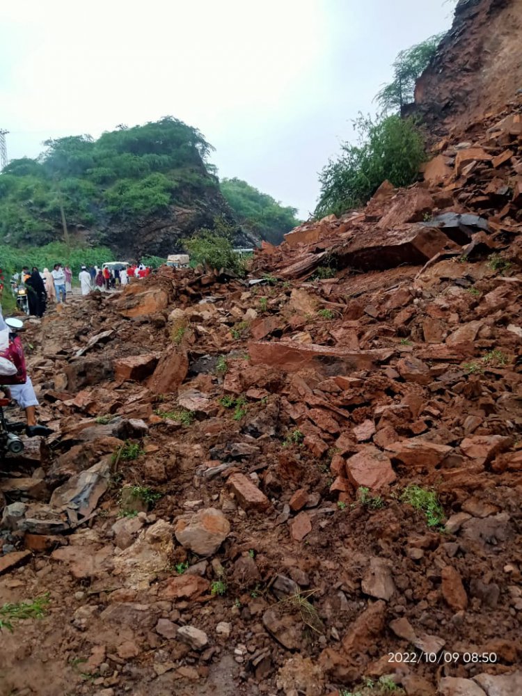 लगातार हो रही बारिश से घाटा बस्सी का पहाड फिसलने से आवगमन बाधित: बड़ा हादसा टला