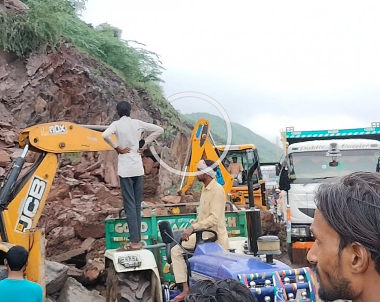 लगातार हो रही बारिश से घाटा बस्सी का पहाड फिसलने से आवगमन बाधित: बड़ा हादसा टला